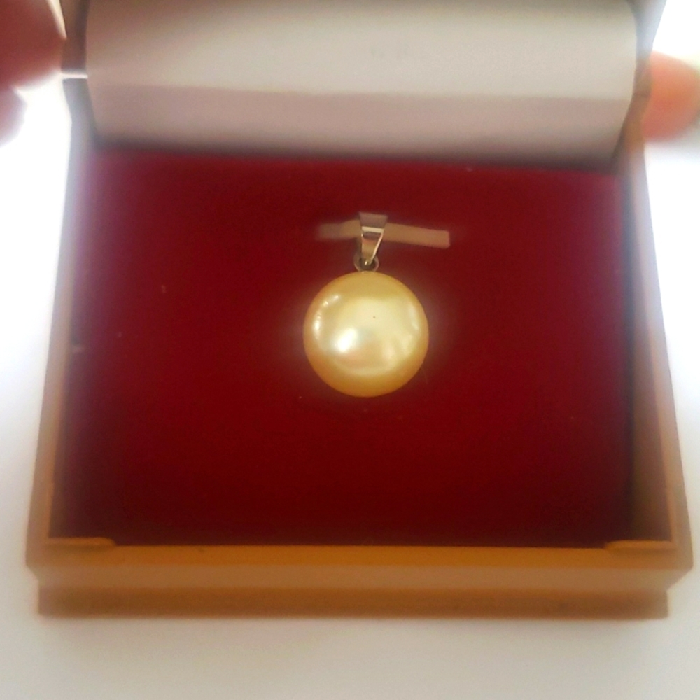 Pearl pedant only stamped